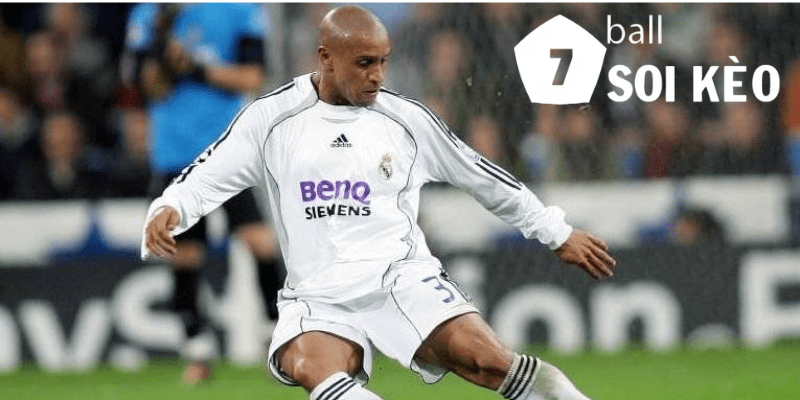 Carlos là hậu vệ công thủ toàn diện